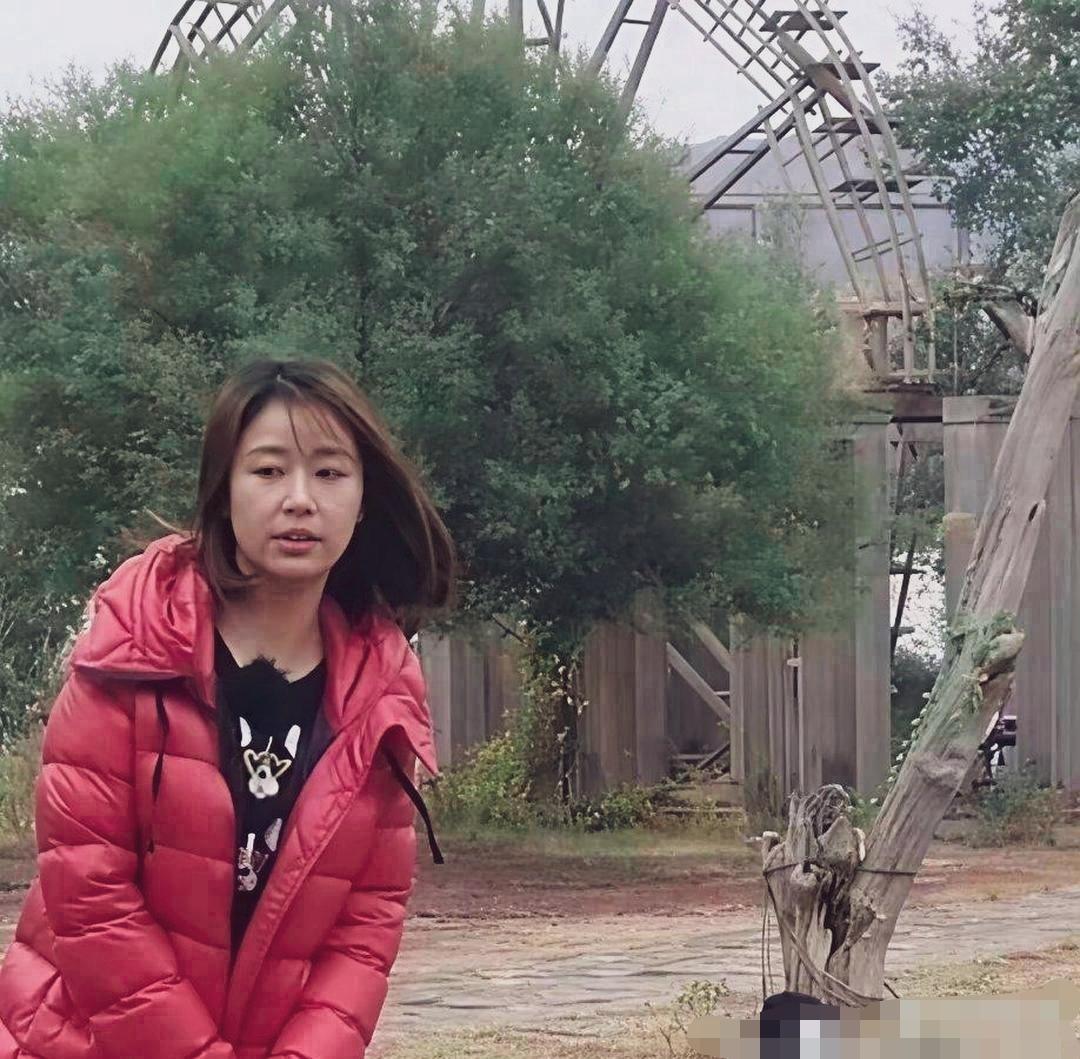 无美颜、无滤镜的路人现场生图，真实展现了林心如的素颜状态。林心如身穿的红色羽绒