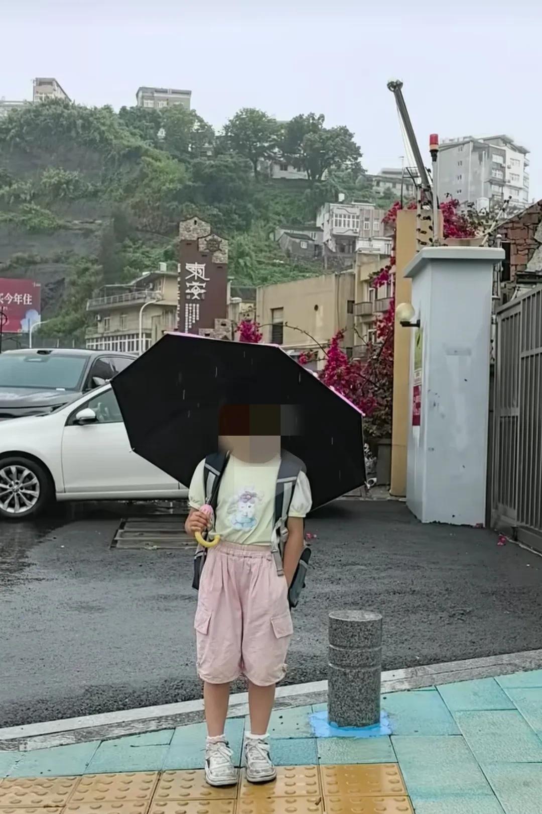 看哭了！亲爸出轨，后妈带着自己的孩子离开，小女孩在雨中不舍的紧跟着，后妈又养不活