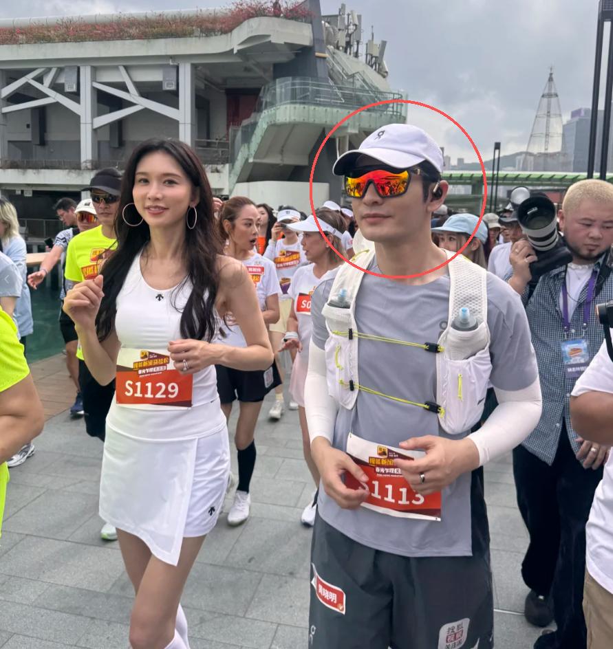 发现了吗？黄晓明跑个马拉松都戴帽子，不是因为天气太晒，也不是因为怕粉丝认出来