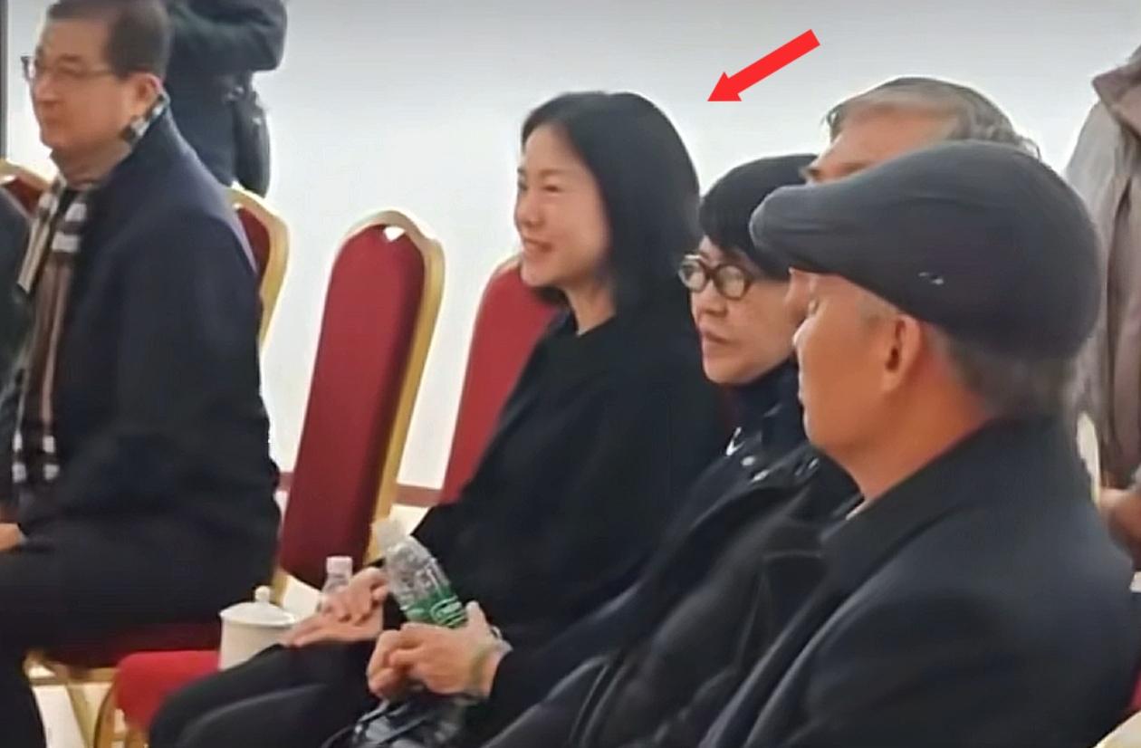 翁帆的状态好多了，12月2日，有目击者看到她一身休闲，带着妈妈现身文联大楼，参加