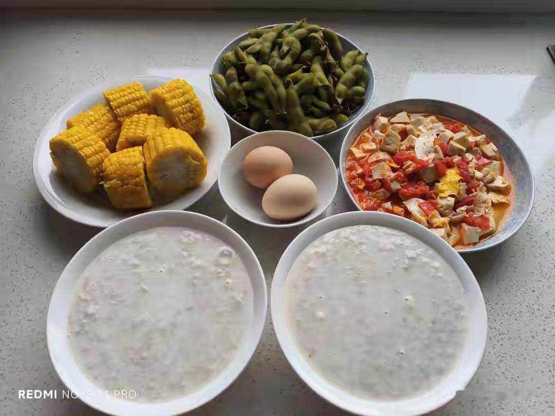 这样才是养生早餐，营养搭配合理，没有大鱼大肉。老年人比较合适，年轻人还是吃有营