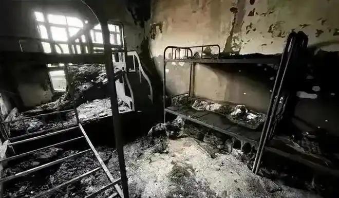 学校说，发生火灾的宿舍后门从来不锁，因为孩子们要去公厕，那为什么13个孩子没跑出