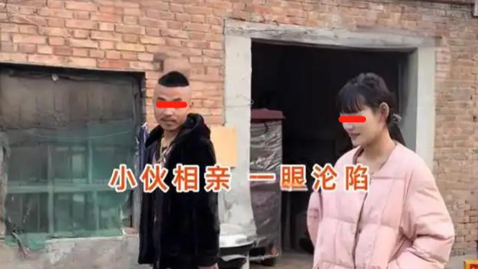 相亲小伙打扮太辣眼, 被女子拒绝, 一听有3套房: 我就相中你了!