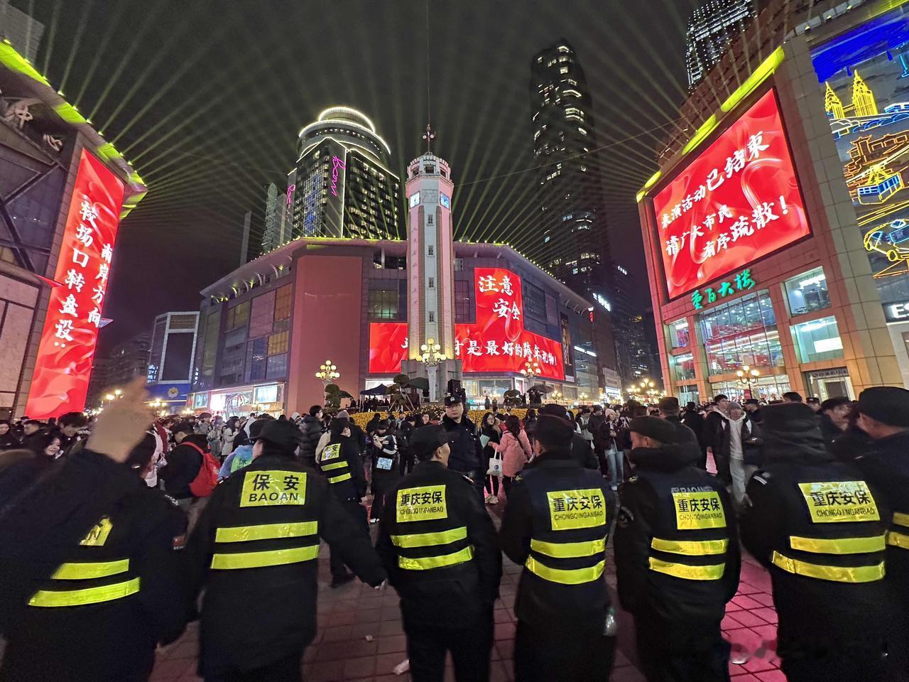 1月1日凌晨2点10分，出了石桥铺地铁站，我终于上厕所拉尿啦！哎哟！跨年夜的重庆