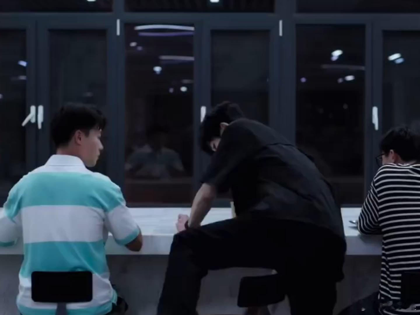 张凌赫腿长就是这么下凳的见过下椅子没见过这么嚣张的！张凌赫长腿一迈轻松过吧台椅