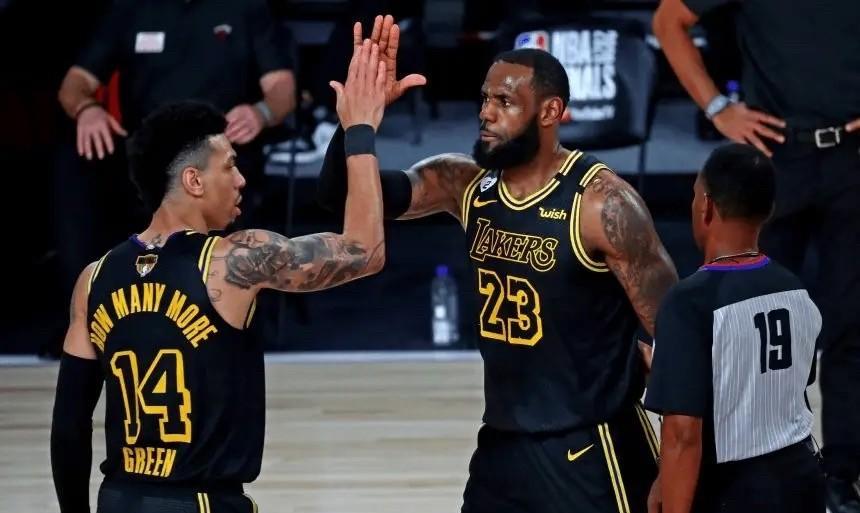 詹姆斯被连累了前NBA球员丹尼-格林在一档节目中谈到了詹姆斯，他说：“你会感受