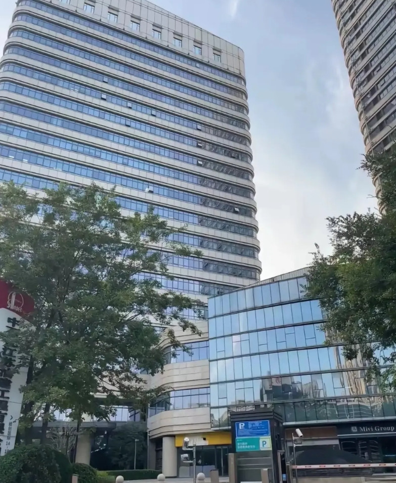 这么高的地方下来，真的好疼！谁能想到靓家居创始人就这样坠亡了，前一天还在朋友圈发