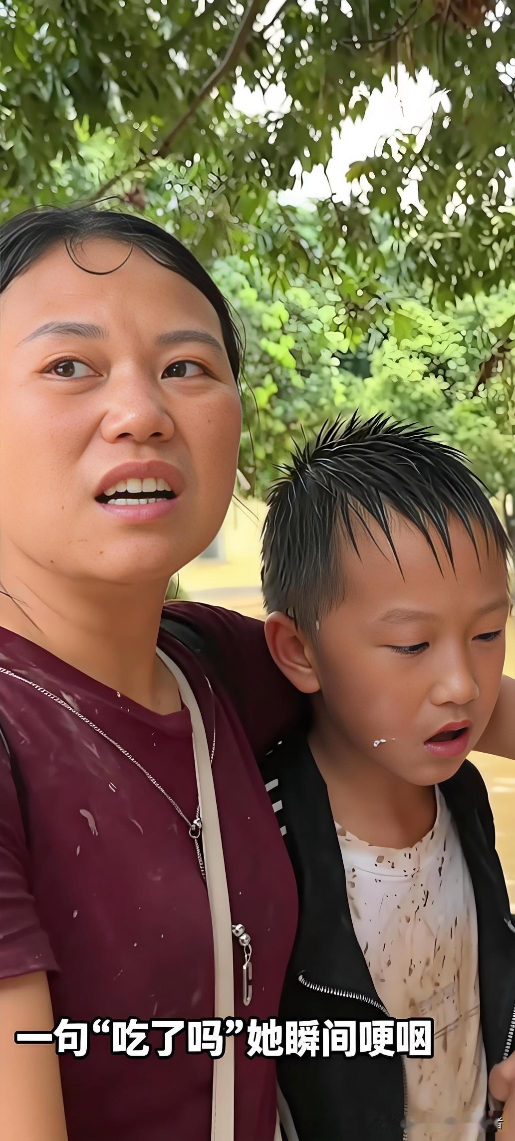 洪水里被救出的母亲浑身沾满泥浆，武警递上食物轻声问一句“吃了吗”，她瞬间红了眼眶