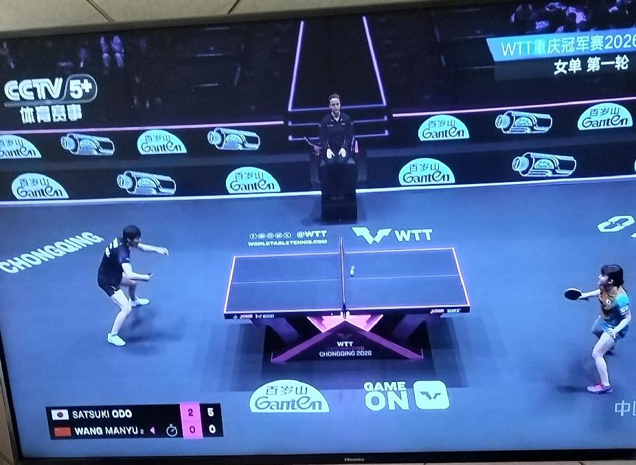 心疼曼昱！WTT重庆爆冷0-3出局，没关系，下一站再战✨看着屏幕里曼昱略显