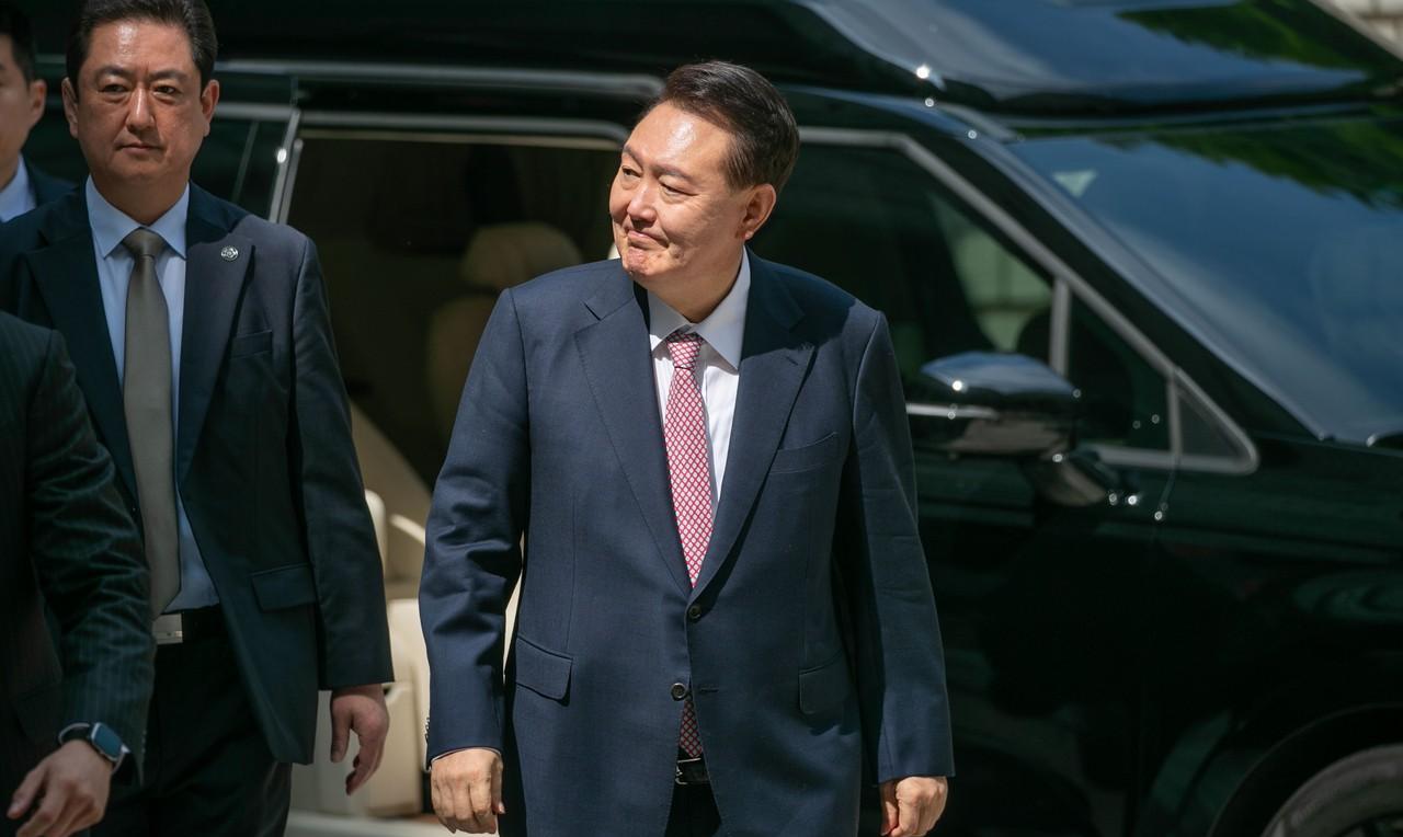 尹锡悦睡不着了当地时间13日凌晨，韩国确定3名特别检察官人选，即将展开对前总统