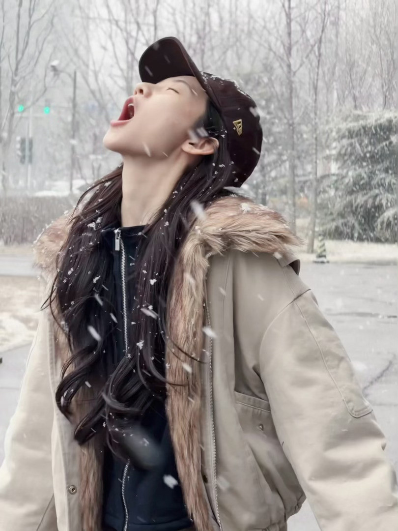 张艺凡神一阵鬼一阵张艺凡宁愿抽象不要尊严上一秒红毯回眸杀疯全网，下一秒对着镜头