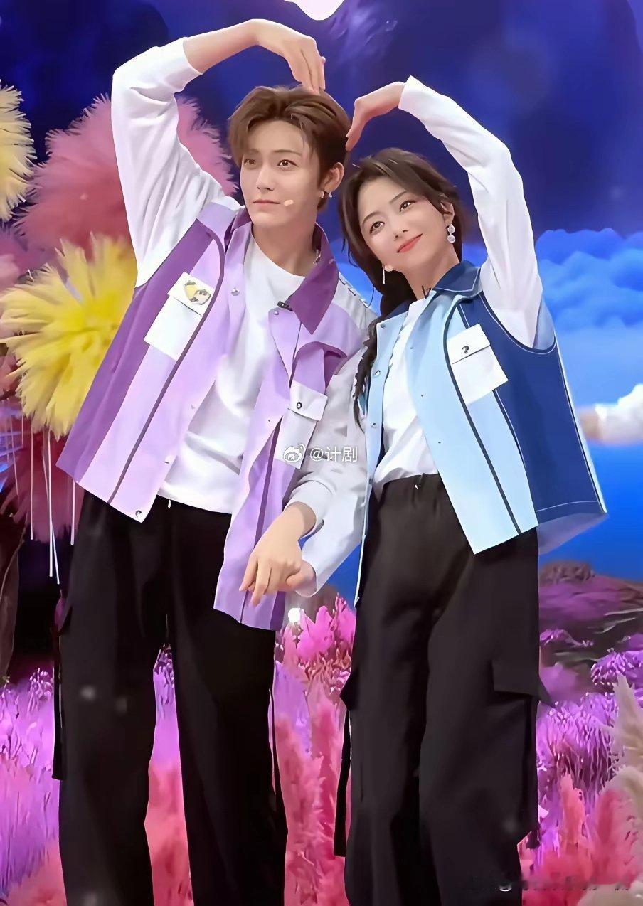 终于知道热巴为啥和男明星没cp感了，因为她的老乡娜扎也有这个烦恼。同样是侯明昊的