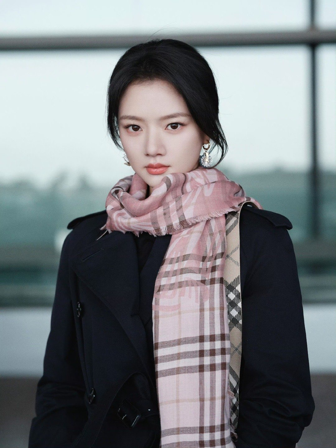 任敏出发伦敦时装周任敏出发伦敦时装周机场路透任敏这套机场造型把温柔和飒爽玩明白