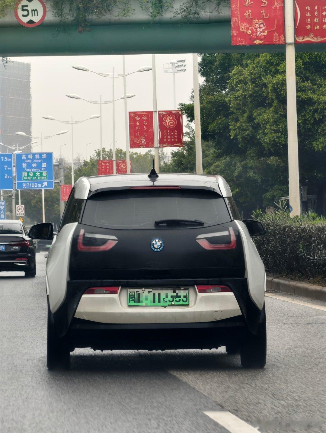 宝马的老i3是目前市面上花最少钱就能买到的超跑同款碳纤维车身了