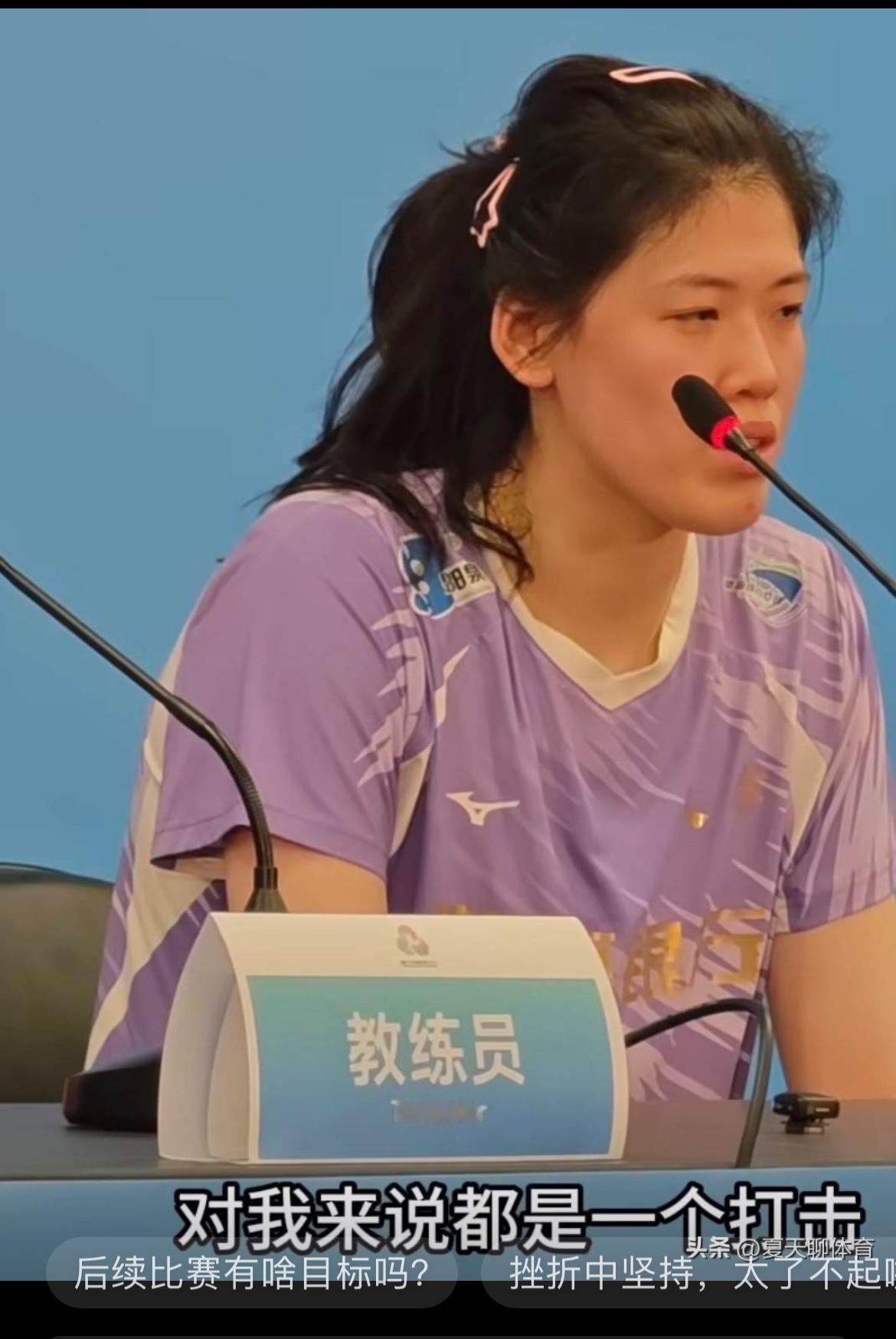 李盈莹与江苏女排的刁琳宇几乎同时受伤，同时在北京三院做的手术，李盈莹8月份已经代