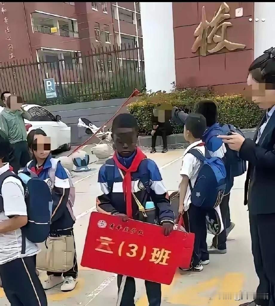 看着就这么不对劲明明是黑肤色但国籍竟然和我们一样这事让谁看了也都迷糊，只要