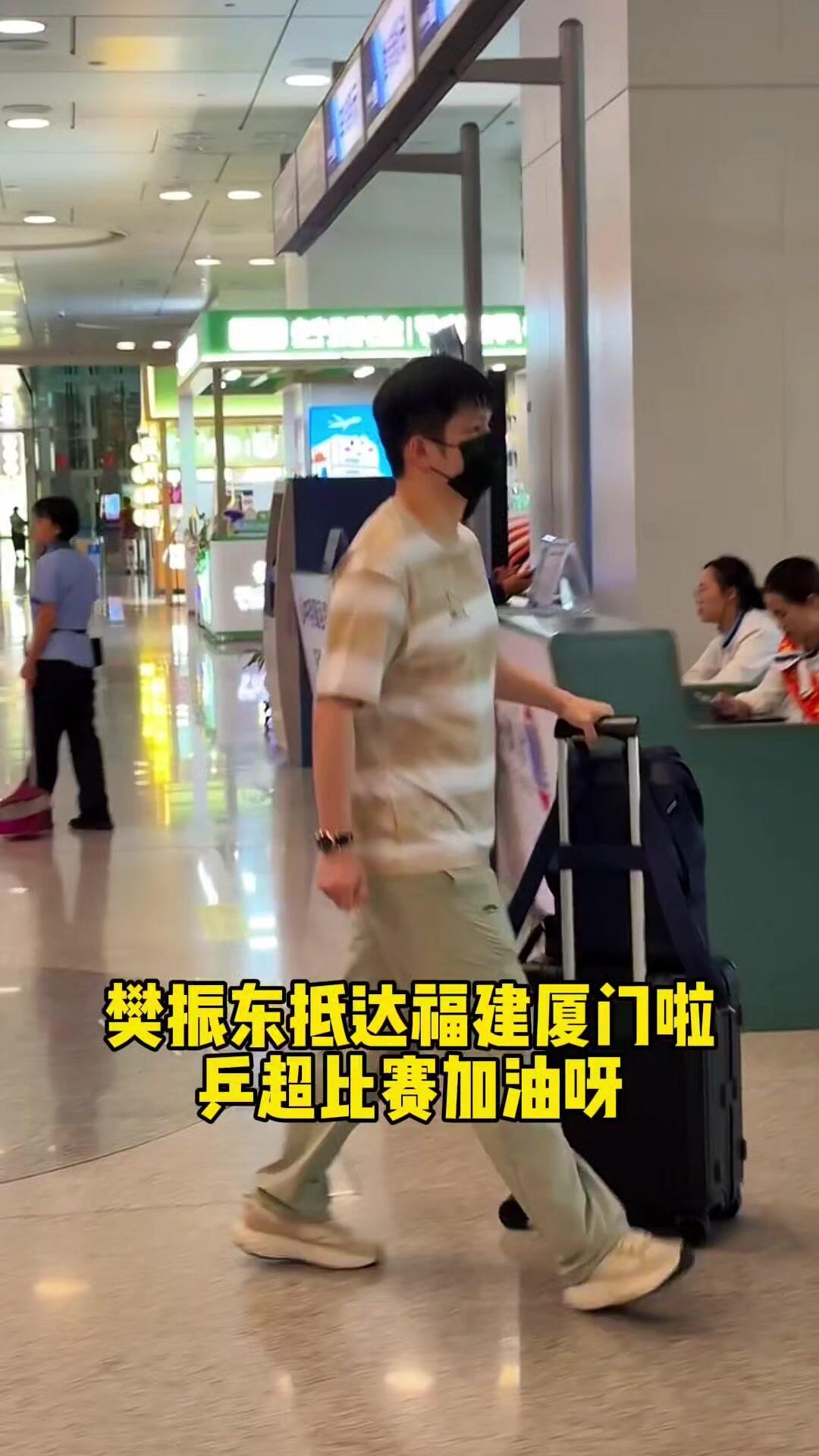 东哥回厦门，独身一人，气质不凡！穿着朴素，简简单单，自己就是衣架子，帅！来来