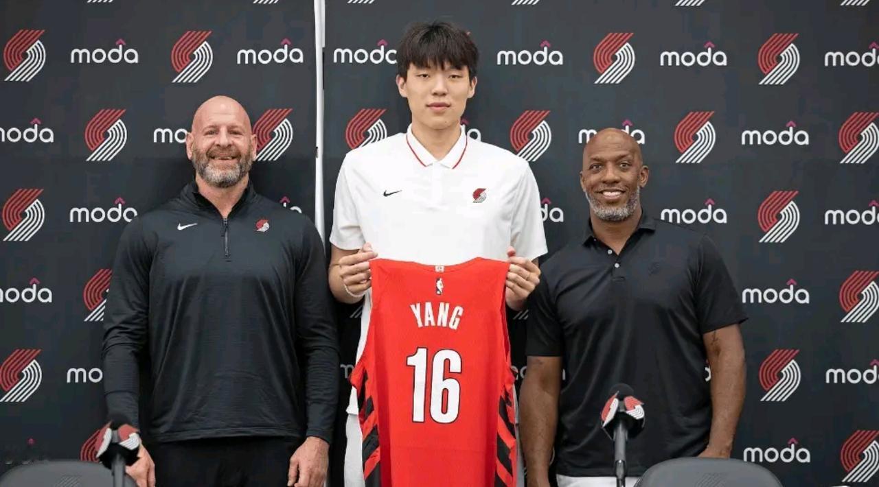 杨瀚森进入某种状态的时候，可怕又可爱。小杨在那两年的球也经常有这种状态，当球