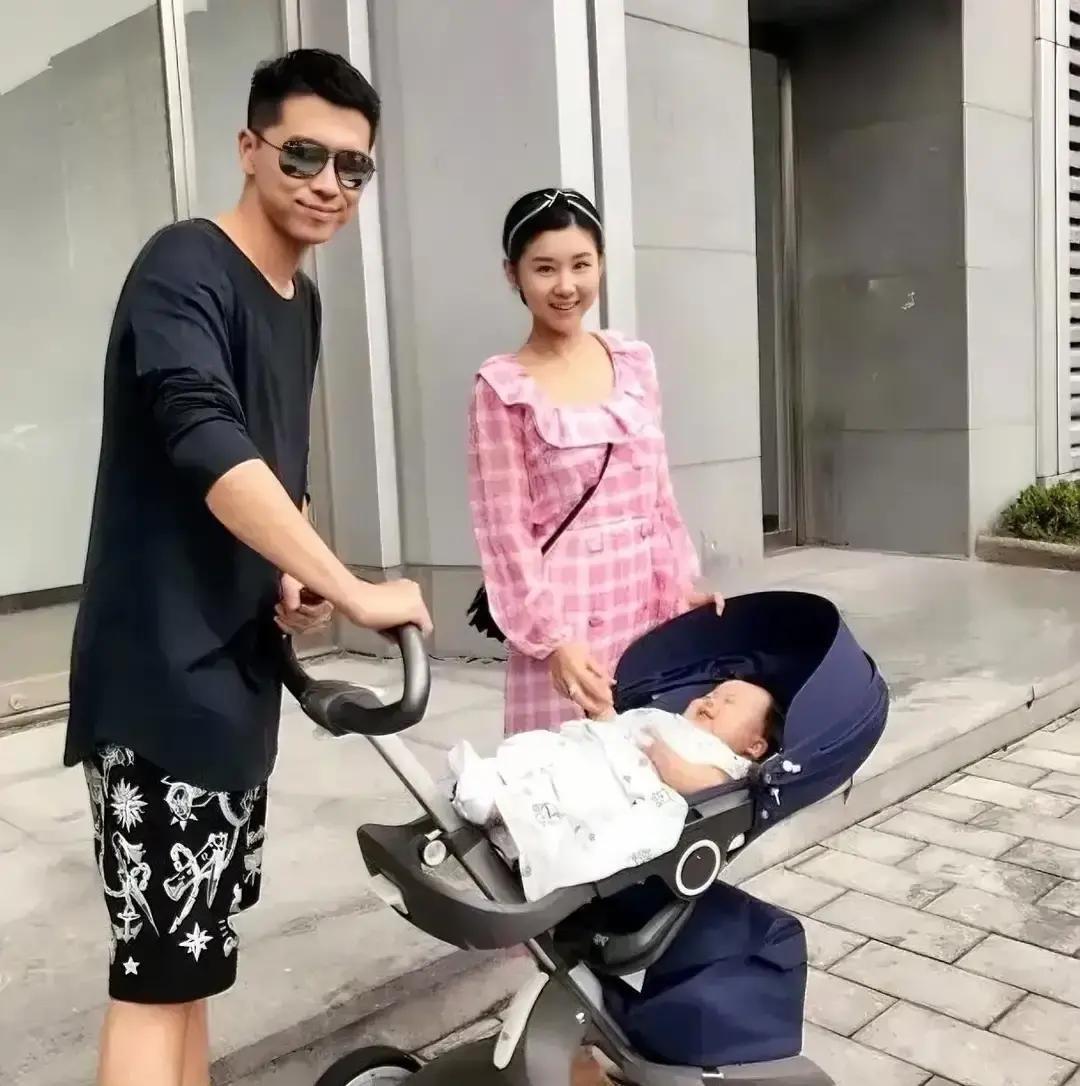 王雷当年拿六千工资，直接掏出五千二给李小萌买钻石项链。兜里只剩八百，他啃馒头喝