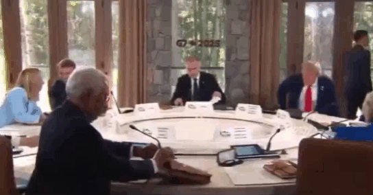 G7会议上，马克龙和梅洛尼更像两口子，在说悄悄话，真是羡煞旁人。其实，马克龙在说