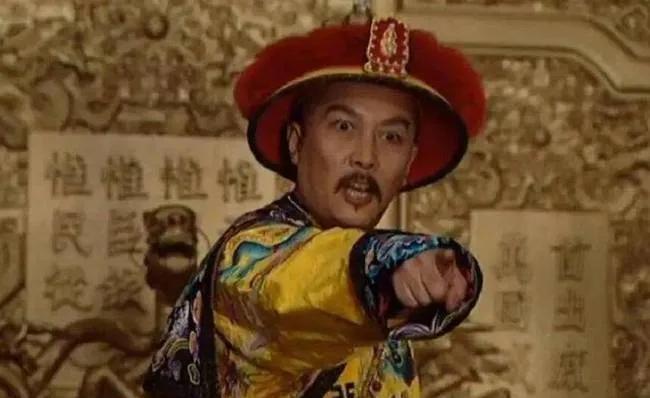 1697年，大学士尹泰酒失态，强占丫环徐氏。尹泰反过来怒骂徐氏媚惑主子，徐氏有口