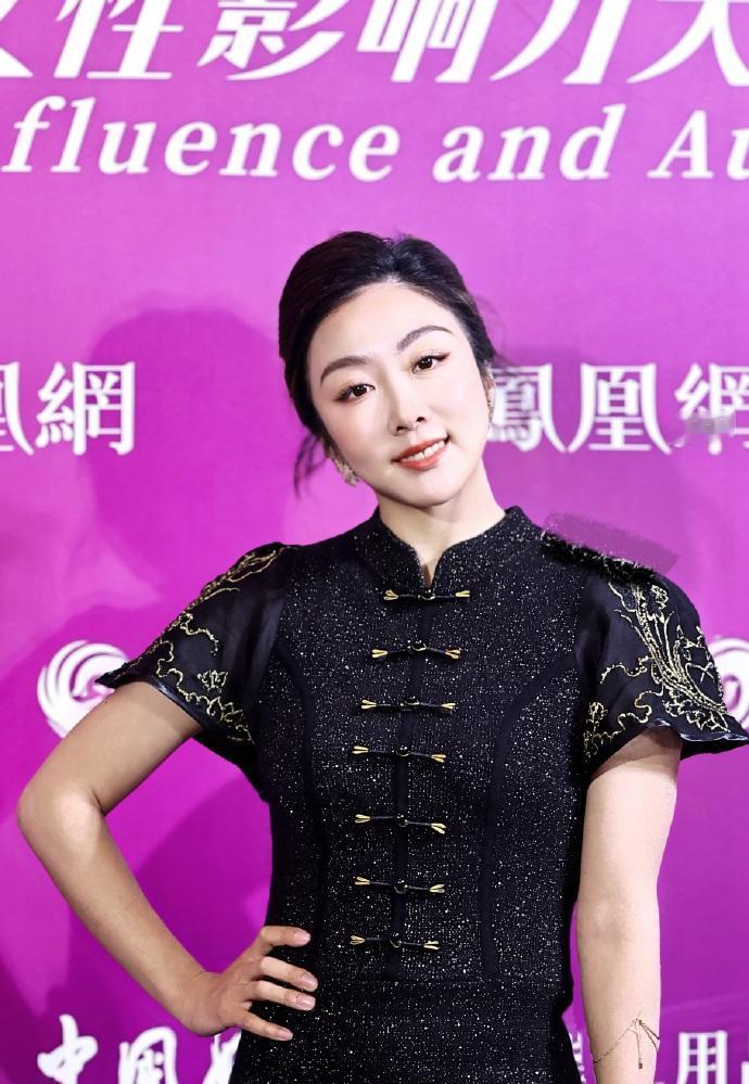 最近隋文静在上海出席她势届·2026女性影响力大赏，她这回变身年度闪耀人物，充满