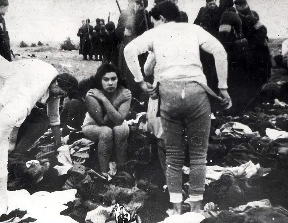 1944年，变态的纳粹士兵将女囚集中到广场，并下达一没有人性的命令，将身材不符合
