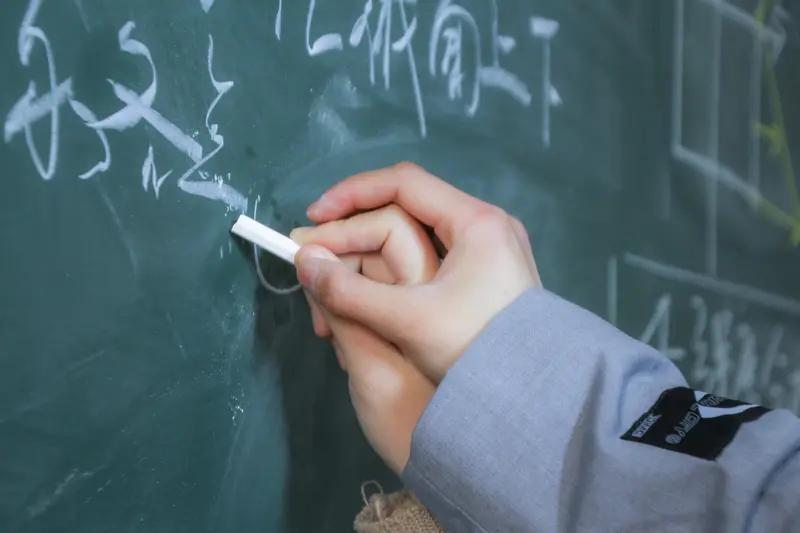 学校里几位临近退休的老教师都是当年的中师生。说起他们的中师学历时，他们不无自豪地
