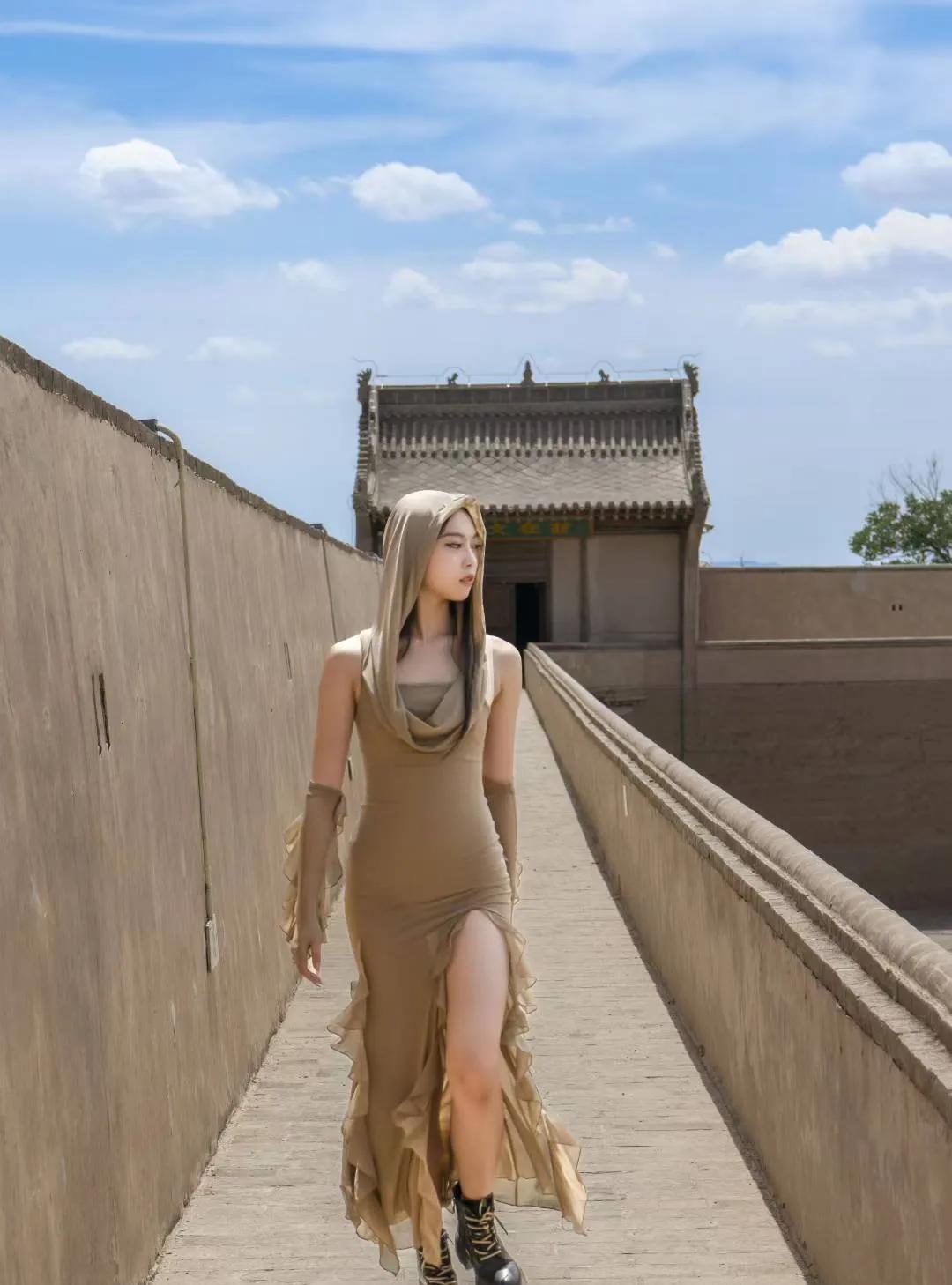 西域美女！几天前，摄影师关荣在甘肃民勤瑞安堡拍摄了这样一组照片，摄影技艺高超，不
