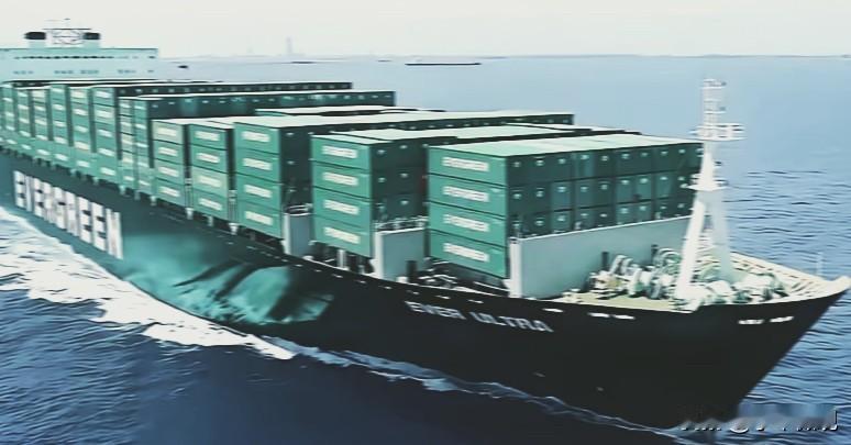 长荣的船快到了。所有人都在等它靠岸，然后表态。码头上的眼睛都盯着。但船上的人根本