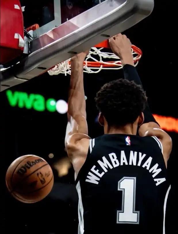 马刺管理层最近面临幸福的烦恼！据NBA权威记者MarcStein最新爆料，随