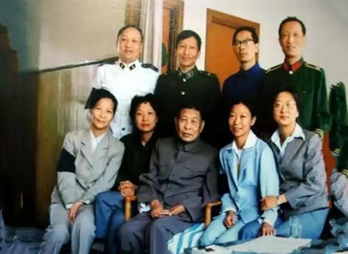 钟期光将军的全家福。他是中国人民解放军的高级将领，1955年被授予上将军衔。他长