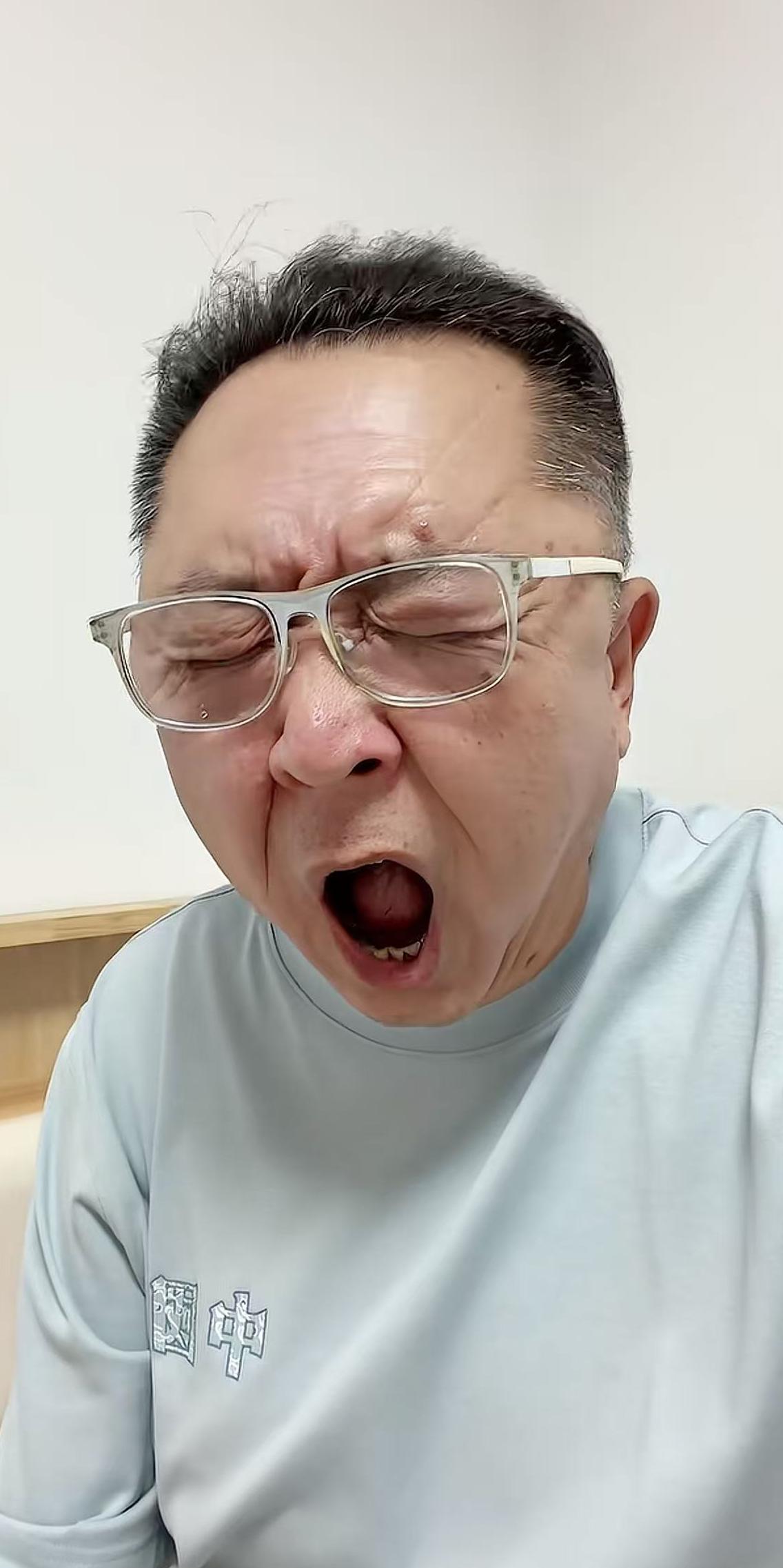 于谦熬夜看小说上热搜，成为抖音热榜第四名，评论区特热闹说什么的都有！德云社于谦发