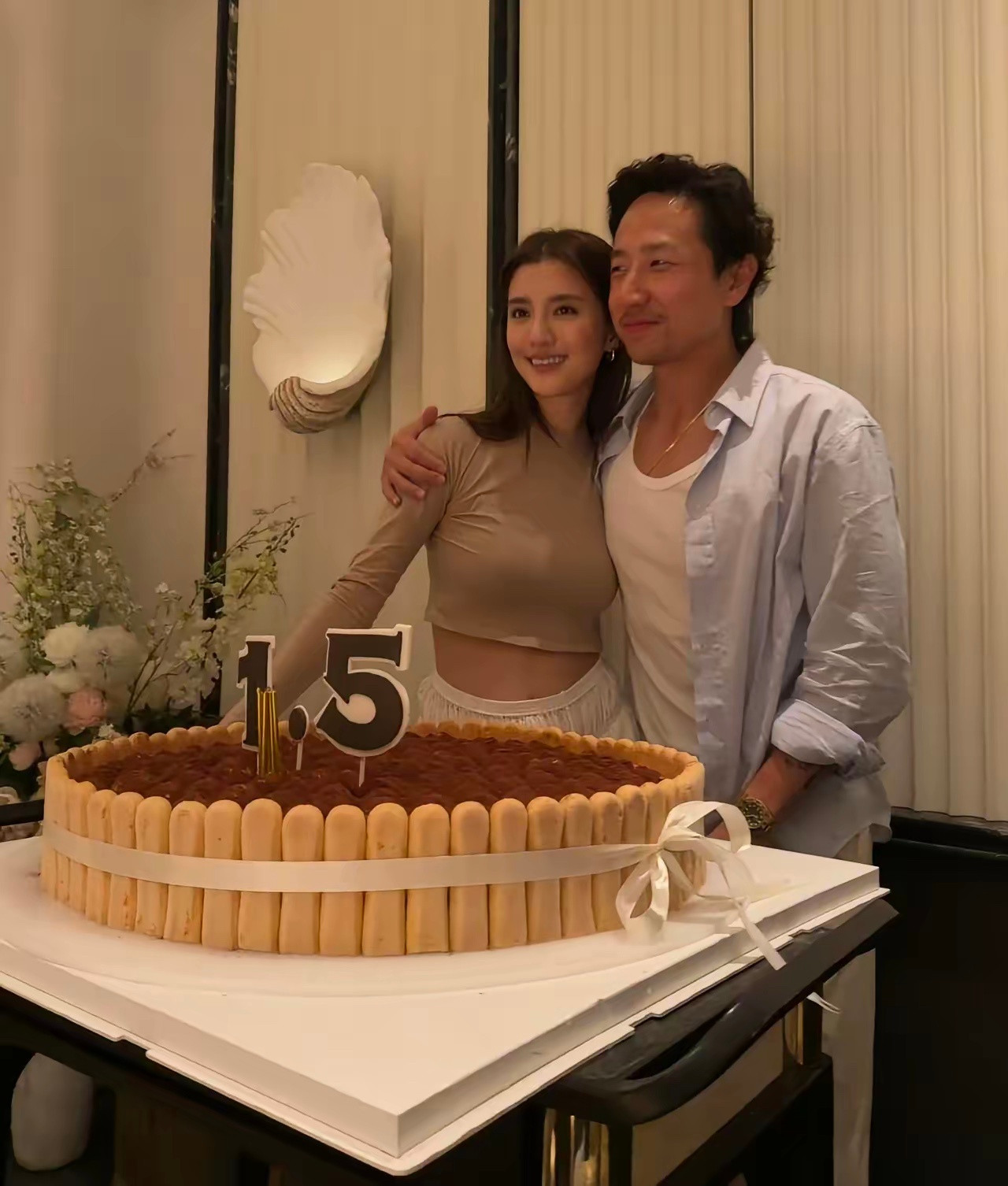 吴千语一场直播的佣金，比他一年工资都高。施伯雄站在庆祝1.5亿销售额的横幅前微笑