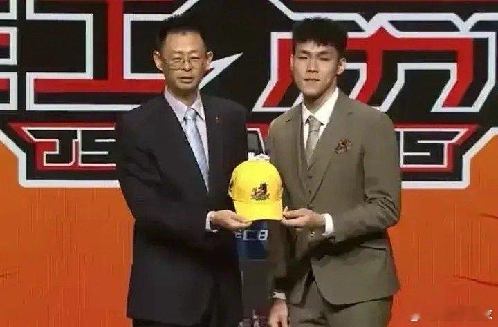 2025年CBA选秀前5新秀数据如下，谁亏谁赚一目了然。1.状元--杨曦皓(福建