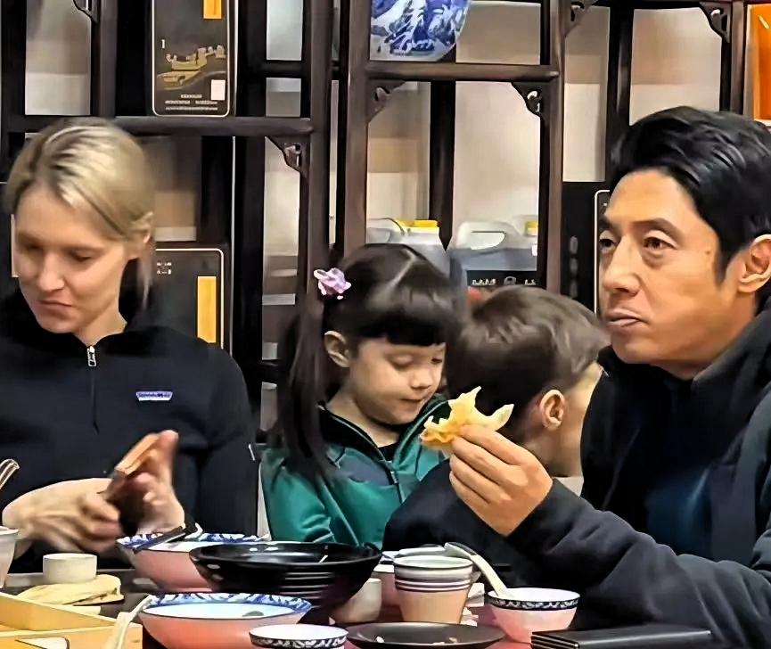 撒贝宁说，我家龙凤胎的长相完全打破了大众对遗传的固有认知。同为龙凤胎，来自同