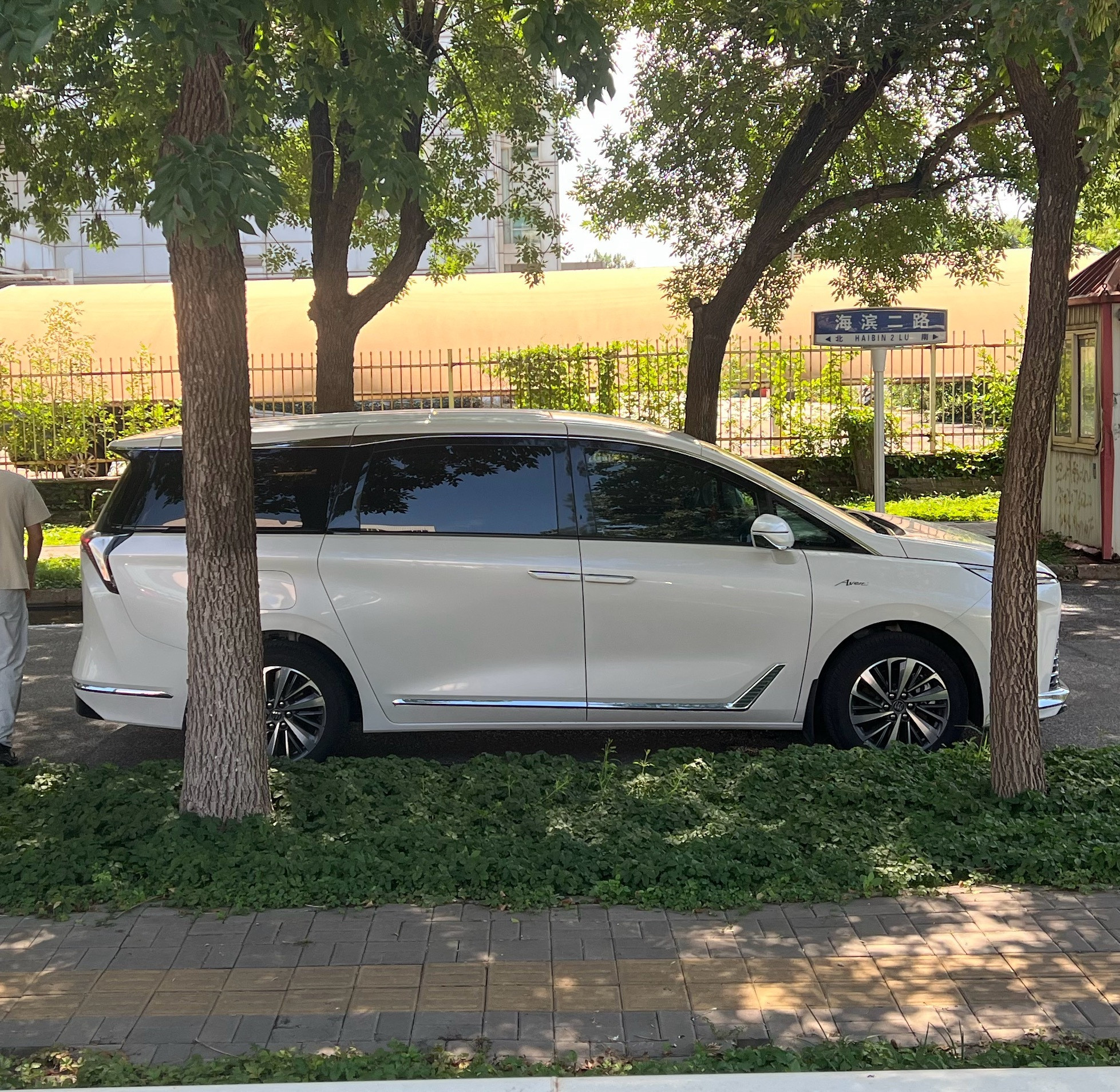 今天开塞纳来上班偶遇一个绿牌GL8大哥简单聊了聊用车体验大哥买的也是个插电混动的