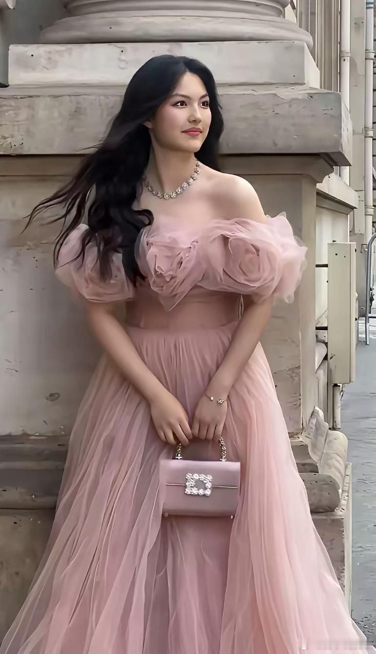 王诗龄,长成大美女了。她有点像章小惠,家庭条件很好,肤白貌美、善良和气又有才华。