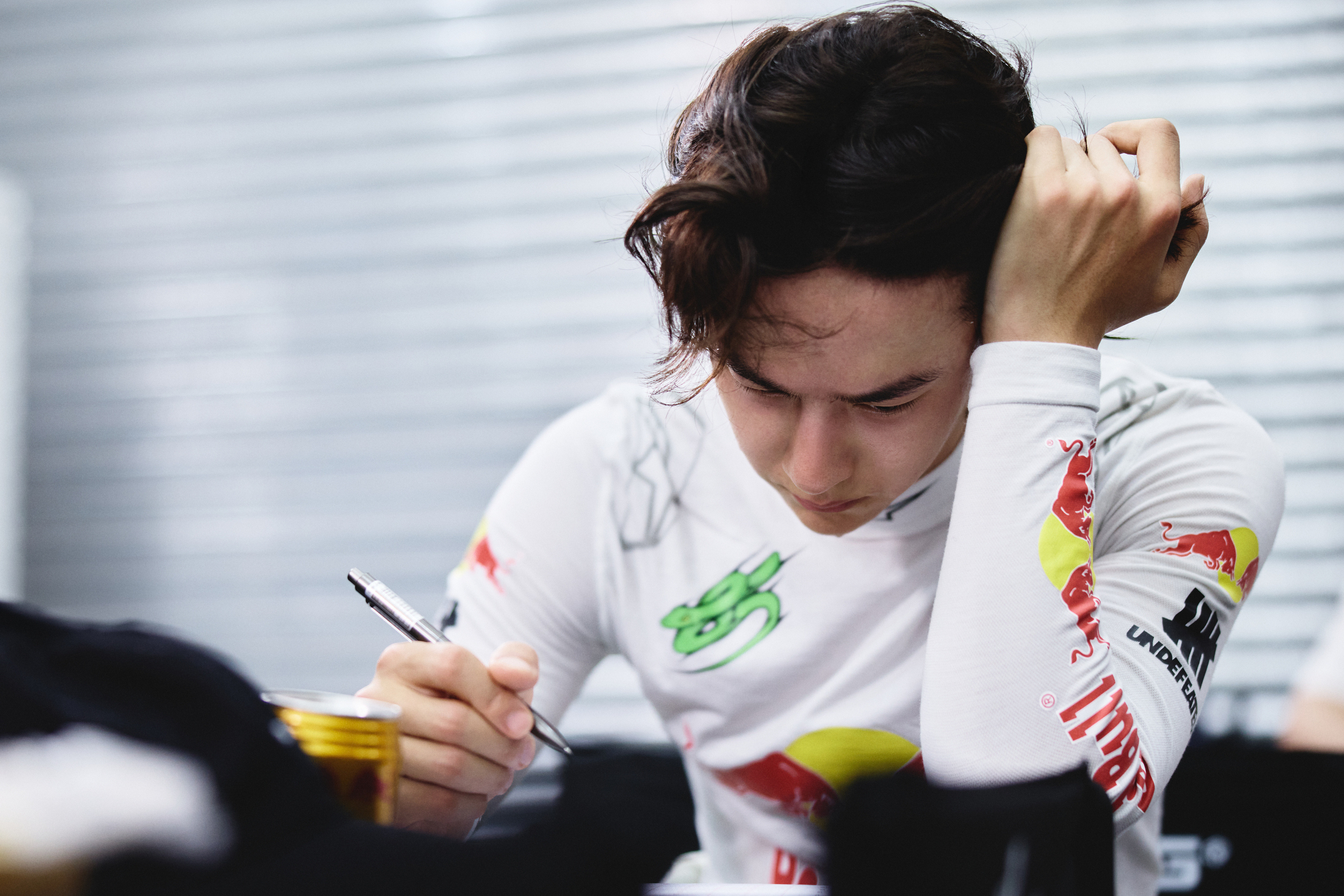 王一博发尾变长了85RACING顶流之上的博帝真的连头发都是热搜的焦点！没错