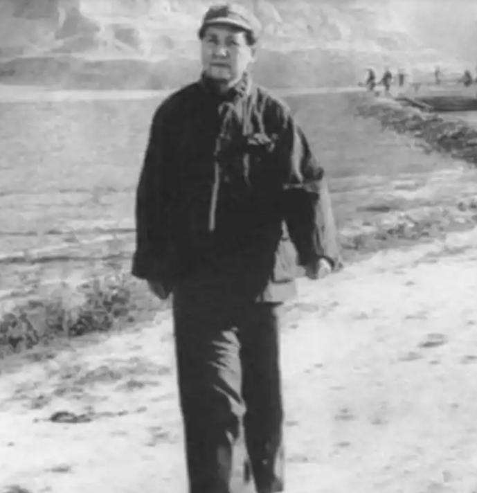 1962年高智奉命调离中南海，临走时被毛主席突然叫住，主席特意开口说有小事想拜托