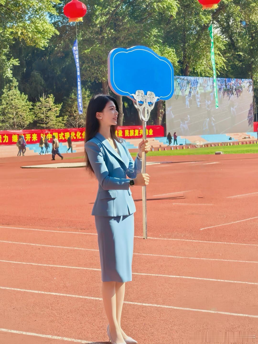 举牌小姐姐，学院颜值担当！​​​