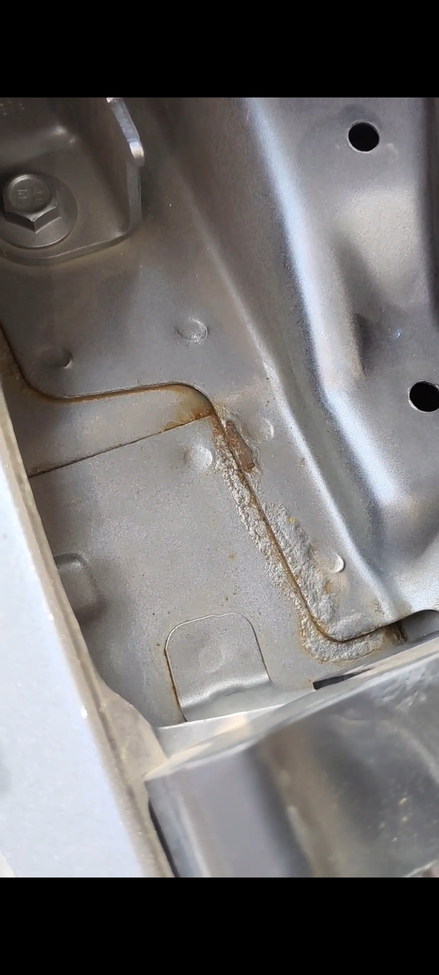 比亚迪的质量23款秦plusdmi,发动机舱一年就锈到这个样子，内部反锈把漆