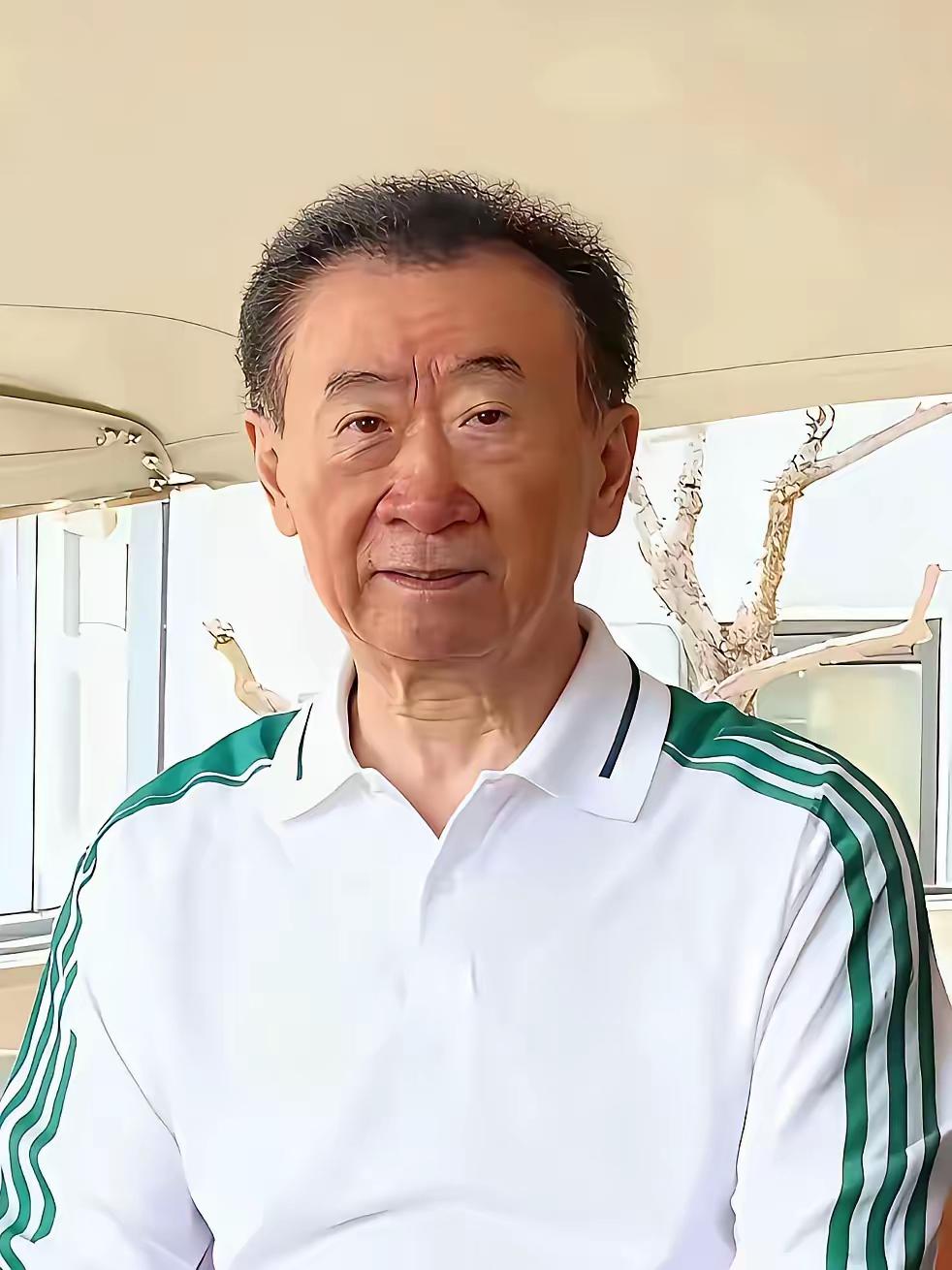 王健林这些年真不容易，看到近期的照片真让人感叹，王总老了人多，整个人面容憔悴，眼