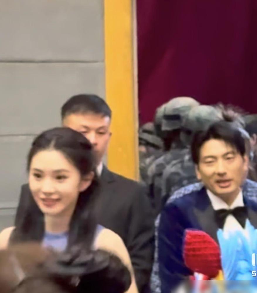 海来阿木在后台差点捏碎话筒，他盯着刘浩存说，没你我真唱不下去。你绝对想不到，这首