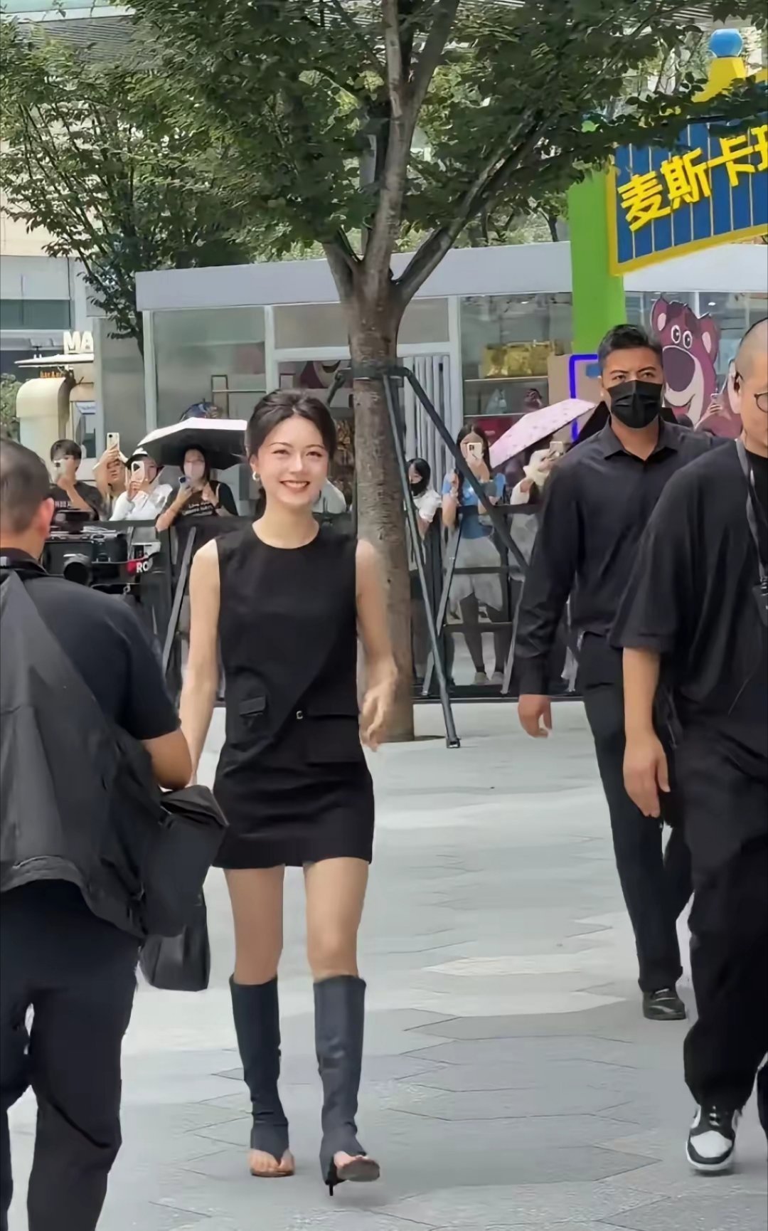 赵今麦笑容甜美，超级有感染力，一双大眼睛灵气有神，气质亲和、温柔。生图里的五官，