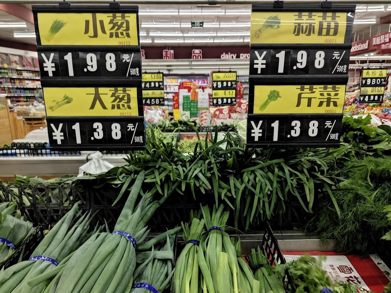 大白菜0.38元一斤；大头菜0.98元一斤；绿豆芽0.98元一斤；油菜苗0