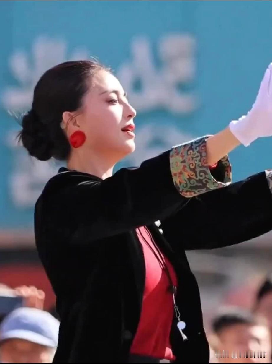 陕北为什么老出美女?最近又有一个陕北的女子因为颜值与卓尔不群的气质火了，她就是