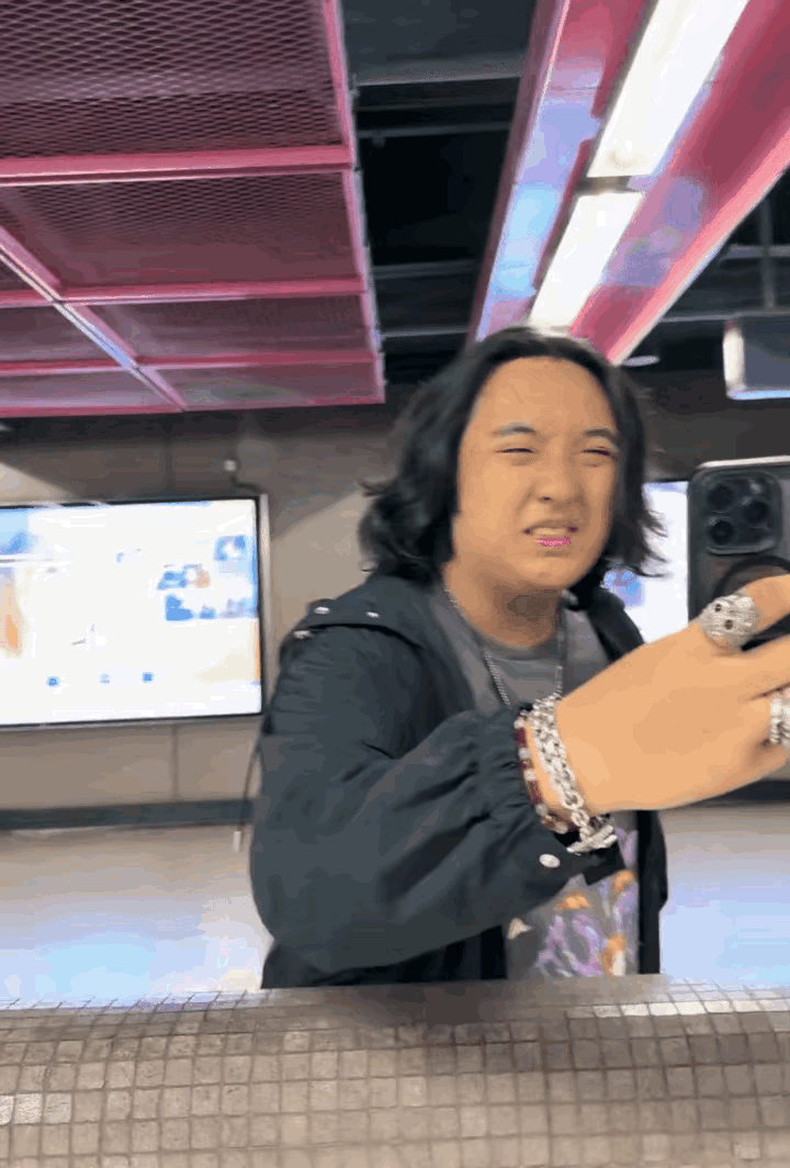 吴镇宇儿子，这是养废了吧。2008年出生的费曼，今年才17岁，却老态横秋，一