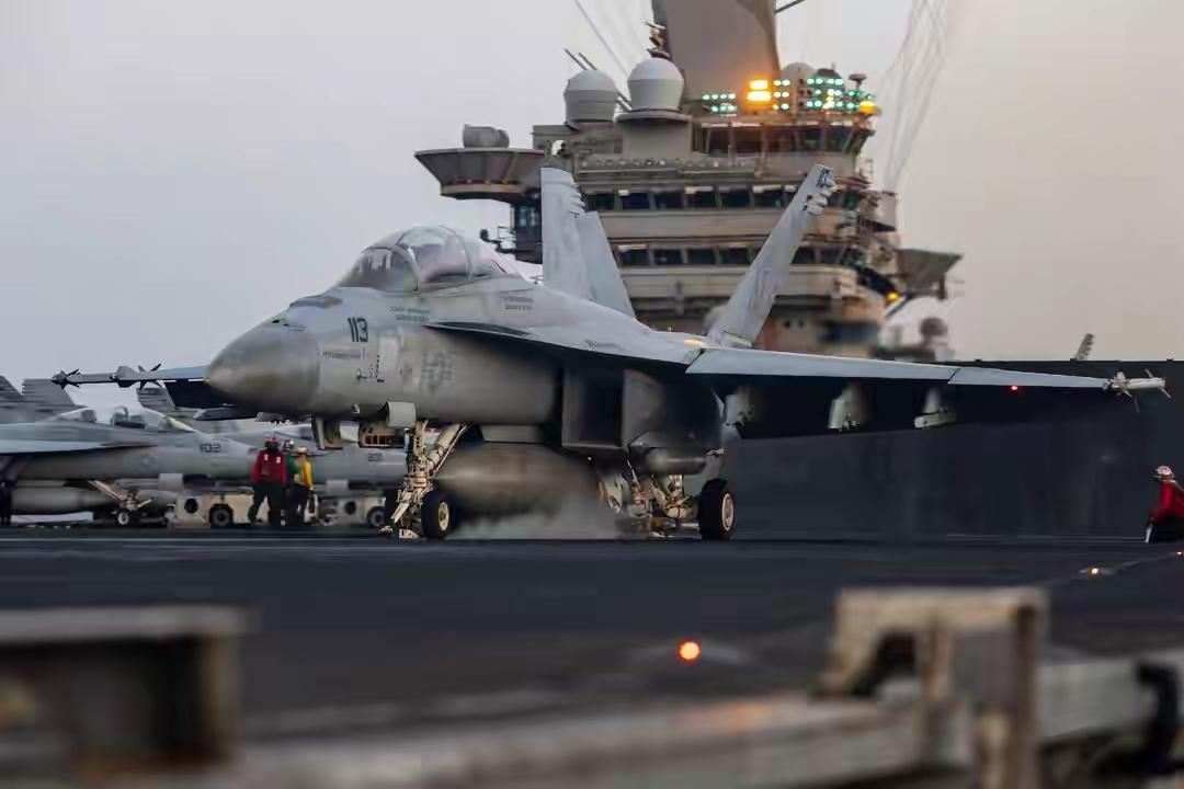 甲板粉碎！美最先进隐身战机南海着陆失败，化成火球沉入海底火球坠落南海那夜，中国