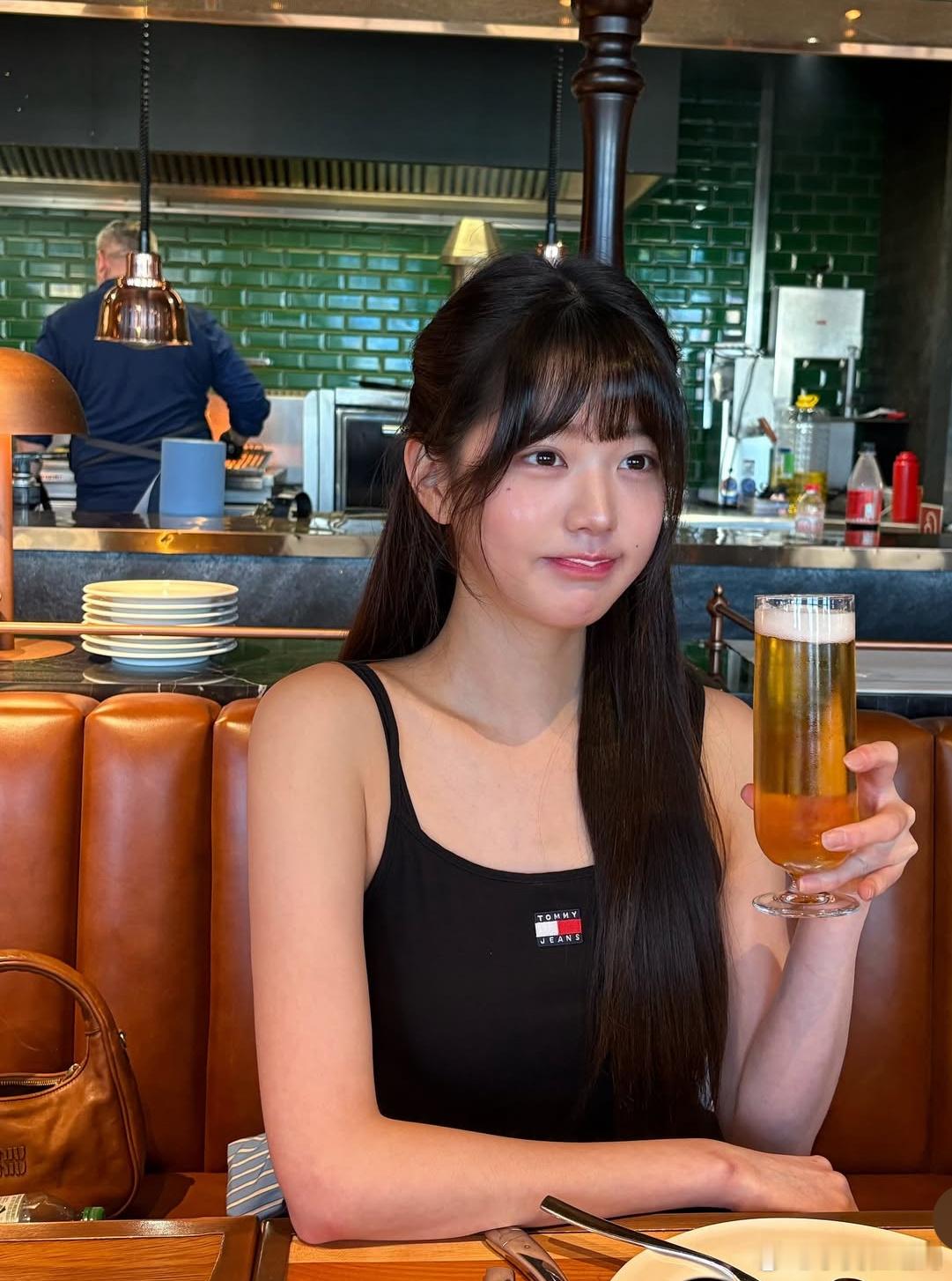 凡是女人喜欢的东西，都会涨价。凡是男人喜欢的东西，都会爹。女人喜欢房子、金子、彩